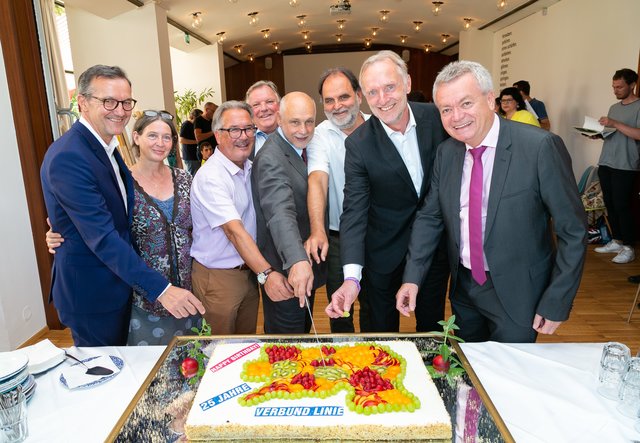 Feierten das Verkehrsverbund-Jubiläum mit einer Steiermark-Torte: Franz Suppan, Elke Kahr, Peter Gspaltl, Kurt Matzer, Alfred Hensle, Andreas Solymos, Günter Riegler und Anton Lang (v.l.)