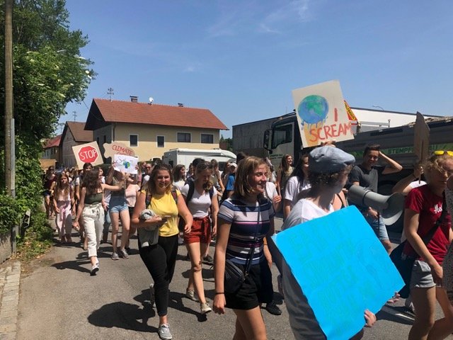 Zahlreiche Schüler machten heute bei einer Demonstration auf die Notwendigkeit des Klimaschutzes aufmerksam. 