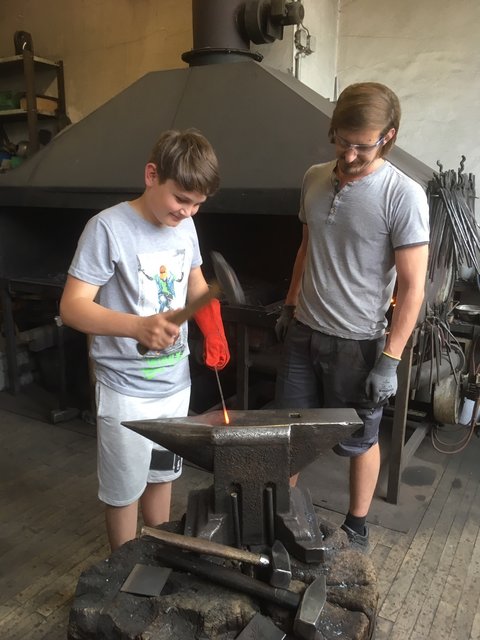 Die Schüler der TNMS2 Grieskirchen durften bei Pöttinger Metallwerkstätten auch selber Hand anlegen. | Foto: TNMS2