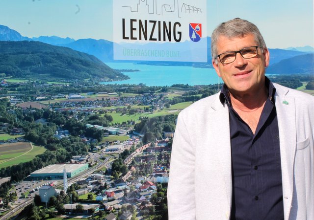 Bürgermeister Rudolf Vogtenhuber berichtet über ein ehrgeiziges Bauprogramm in der Gemeinde Lenzing.