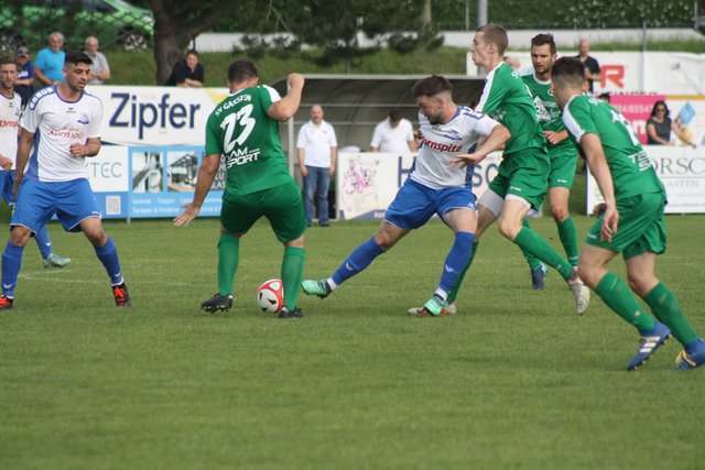Waren entscheidend am Verbleib des SK Asten in der Bezirksliga beteiligt: Meho Omanovic (m., weiß), Marco Radovanovic (l., weiß) und Markus Stöger (ganz links).
