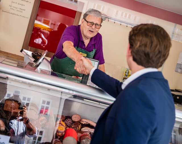 Beim Markttreiben am St. Pöltner Domplatz. | Foto: Christian Georgescu