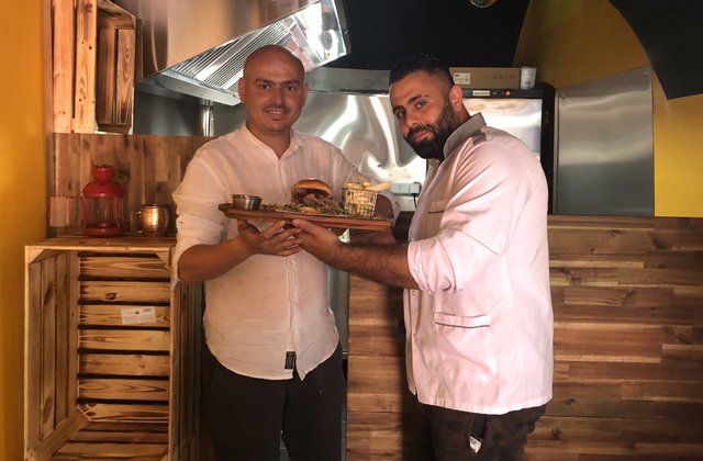 Ümet Baran (li.) eröffnet heute in der Klagenfurter Bahnhofstraße die Burger-Boutique. Bei den letzten Vorbereitungen geht im Mitarbeiter Amar Rasho zur Hand