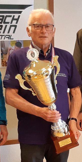 Karl Gneiß mit dem Staatsmeisterpokal. | Foto: Schachverein