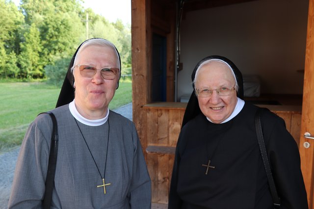 Schwester Anneliese und Schwester Gertrudis (von links) sind auch Kematen im Innbach zur Premiere angereist. | Foto: Michelle Bichler