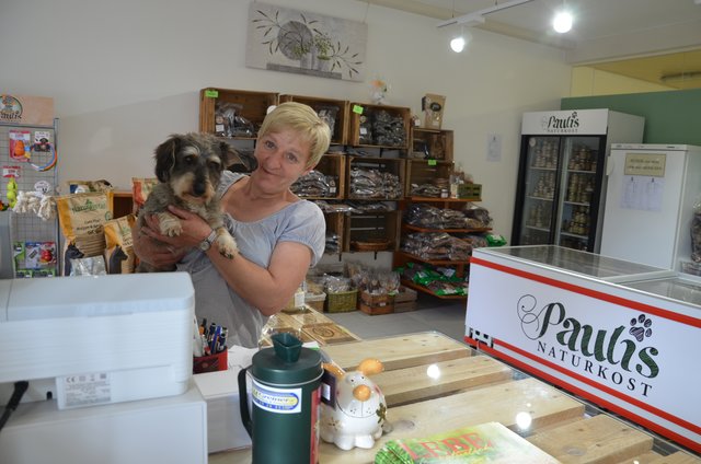 Immer gemeinsam im Geschäft: Martina Posch und "Chef" Pauli im neuen Verkaufsraum der Futtermanufaktur in Krieglach.