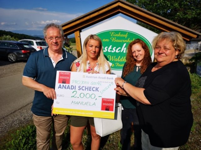 Spendenübergabe in der „Mostschenke“ Waldhauser: Chorleiter Wolfgang Kriegl, Alexandra, eine Tante der Buben sowie Kerstin und Ulli Waldhauser.