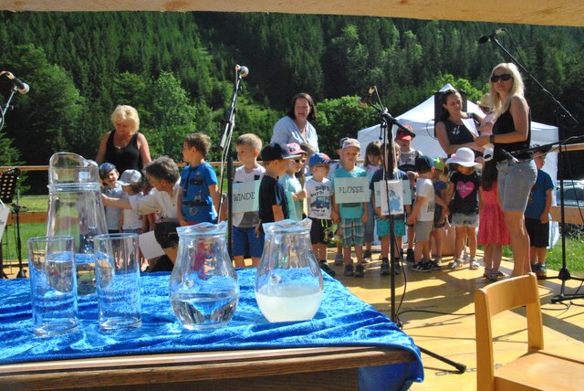 Alles Wasser: Die Kinder des Thörler Kindergartens zelebrierten beim Bodenbauer den Trinkwassertag.