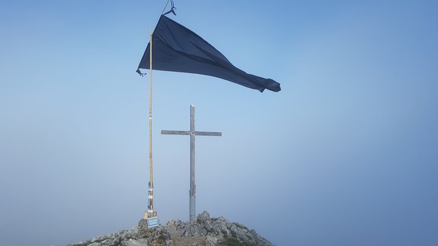 Trauerfahne und Gipfelkreuz am Säuling