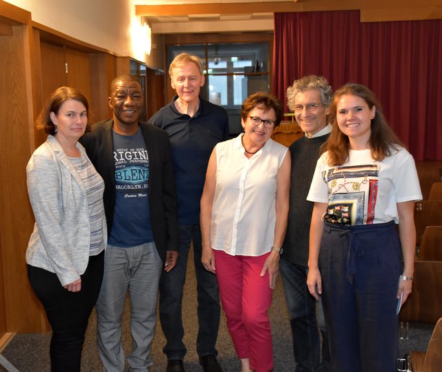 Im Bild von links nach rechts: Veronika Bayala, Juristin, Eric Bayala Uni Assistent in Innsbruck, Dr Klaus Dengg, Lyonsclub Zillertal, Maria Schwetz Leiterin der Erwachsenenschule Zell am Ziller, der Vortragende Günther Lanier und Carlotta Schlosser der Caritas