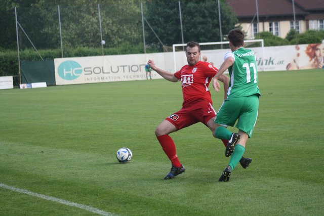 Fast bis zum Schluss mischten die Florianer Juniors (l. Florian Moser) um den Titel mit. Am Ende krönte sich aber der SC Ernsthofen (r. Lukas Riegler) zum Meister der 2. Klasse Nordost.