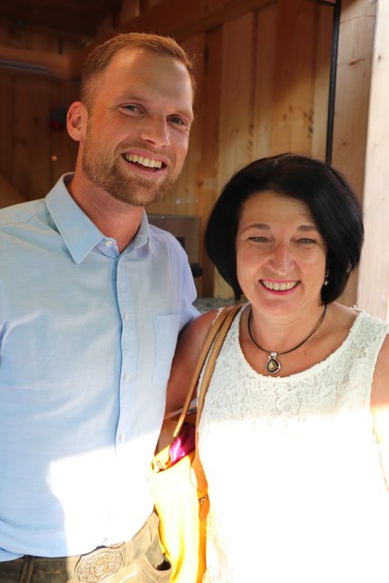 In freudiger Erwartung auf das Stück "Das Grab ist leer" (v.l.): Lorenz Klausmann und Brigitte Haberl. | Foto: Michelle Bichler