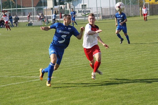 Nach einer starken Hinrunde hatte der SC Kronstorf (r. Michael Höll gegen Meister Oedt) im Frühjahr mehr zu kämpfen. Mit Platz fünf darf man dennoch sehr zufrieden sein.