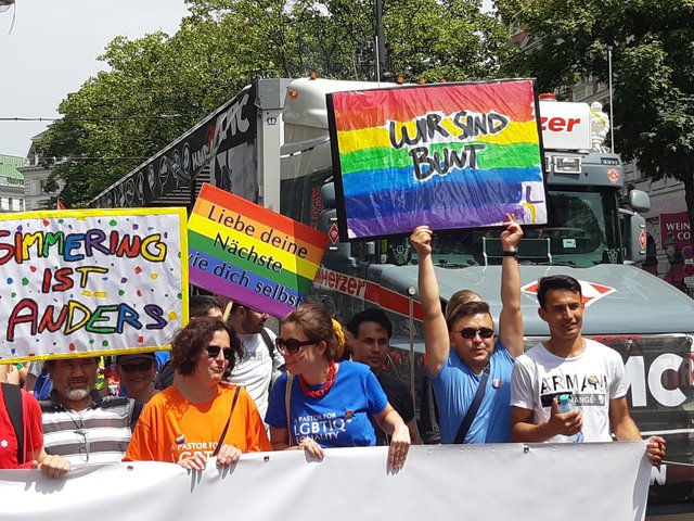 "Wir sind bunt" und "Simmering ist anders", zwei der Transparente der Evangelischen Pfarrgemeinde Simmering