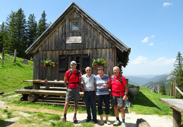 Karl (rechts) und ich mit den Haltersleuten Gerti und Sepp auf der Ochsenbodenalm