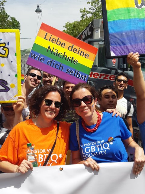 Pfarrerin Anna Kampl (rechts) mit der Direktorin der Evangelischen Diakonie, Maria Katharina Moser