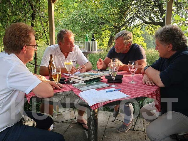 Literaturbetrachtung und Konzeptbesprechung, von links: Werner Höfler, Peter Moser, Richard Mayr und Jörg Klauber