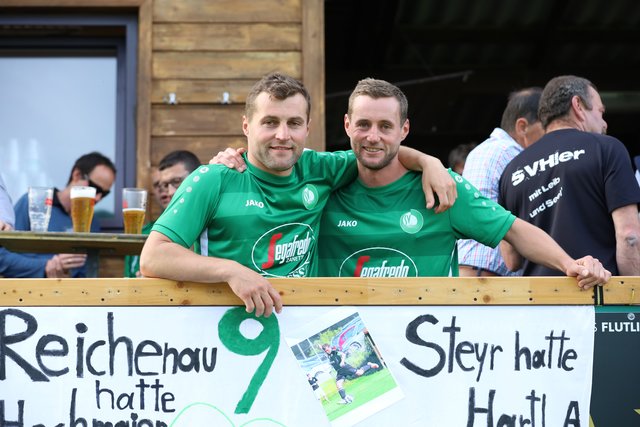 Harald und Thomas Oyrer feierten mit Hellmonsödt den Klassenerhalt in der Bezirksliga Nord.