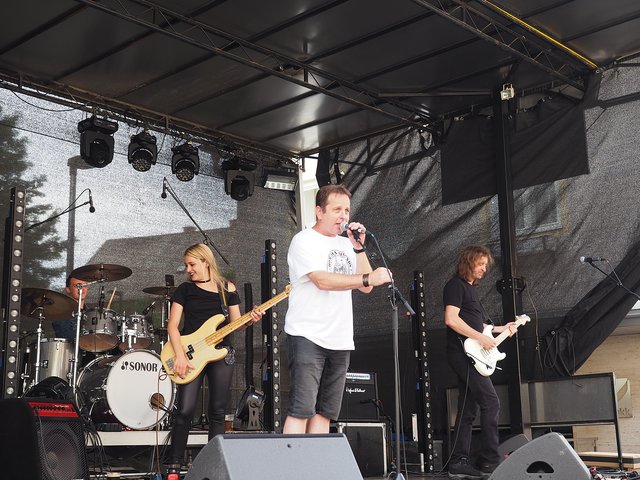 Kulturreferent Rene Pichler kündigt auf Bühne 2 die Band aus Pittsburgh/ Pennsylvania an: Shiva Skydriver.