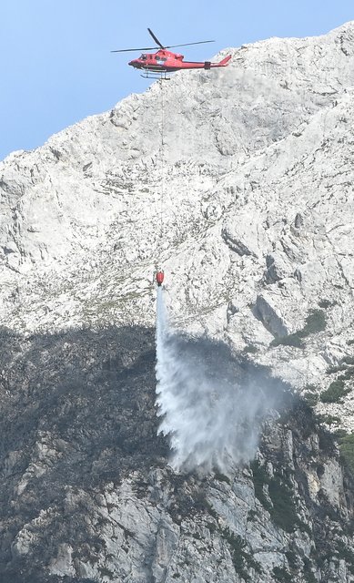 Auch am Samstag ist die Feuerwehr noch immer mit den Löscharbeiten beschäftigt.
