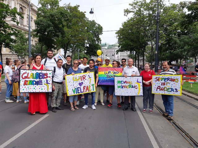 Vertreter der Glaubenskirche beim Treffpunkt vor der Universität
