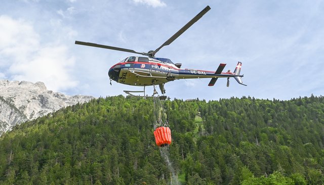 Noch immer kämpft die Feuerwehr gegen die Glutnester. Der starke Wind hat die Flammen erneut angefacht. | Foto: zeitungsfoto.at