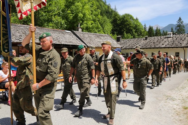 Brigadier Anton Waldner mitte mit Oberst Franz Krug links und Militäroberkurt Richard Weyringer rechts auf den letzten Metern.