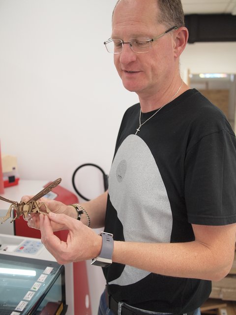 Andreas Werth mit der Biene aus dem Lasercutter