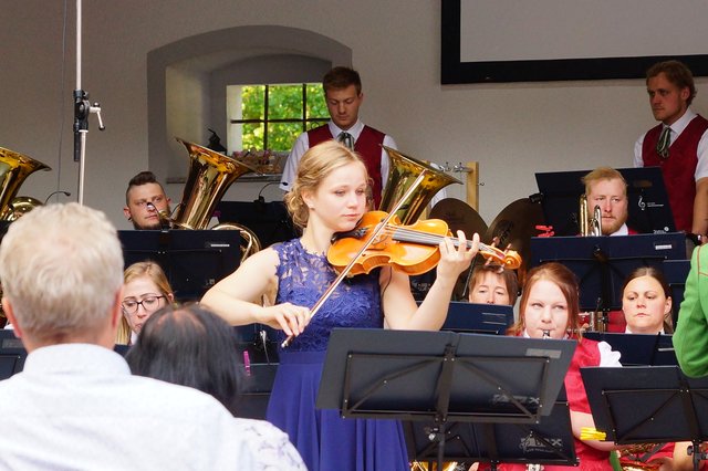 Solistin Anna Bichlmann auf der Violine | Foto: (c) by Musikverein Kematen am Innbach