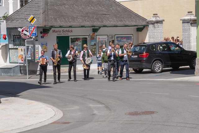 Die Dixieland Band spielte die Kirchenbesucher von der Kirche zum Schlosspark.