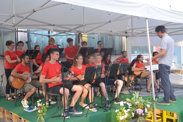 Das Tamburizzaorchester und Chor Schandorf spielte ein Sommerkonzert.