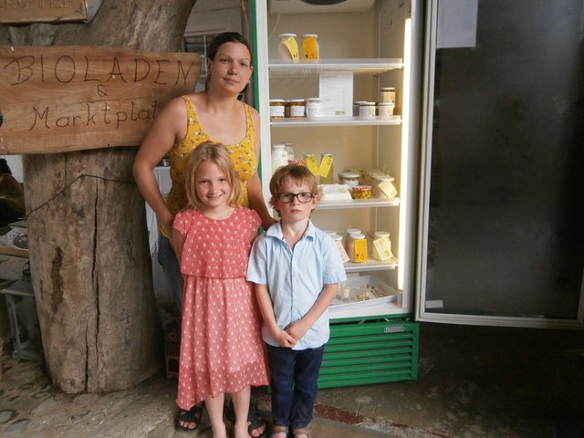 Fruhauf  Birgitt mit Kindern Christina und Marcel
Verkaufe bäuerlich Produkte vom Biohof Teix