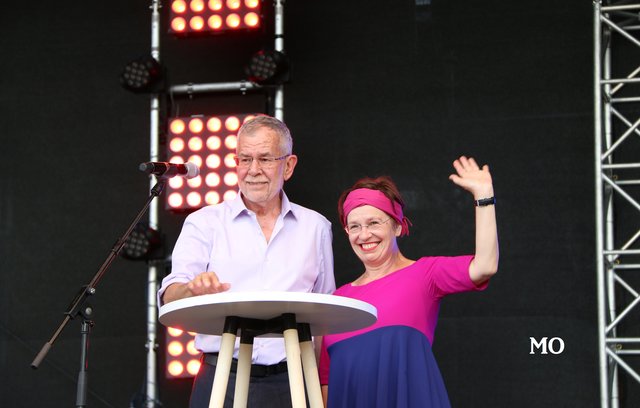 Bundespräsident Alexander Van der Bellen mit seiner Gattin Doris Schmidauer, Regenbogenparade Wien 2019, EuroPride Vienna 2019