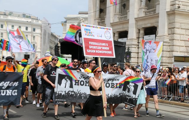 Fußballfans &amp; Sportler Regenbogenparade Wien 2019