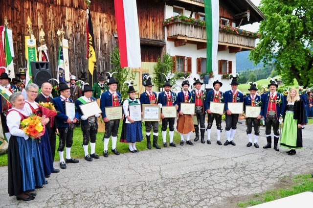 Die geehrten Mitglieder der Schützenkompanie Oberperfuss mit den GratulantInnen. | Foto: Hassl