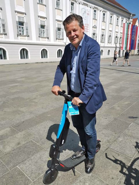 StR Christian Scheider mit E-Scooter