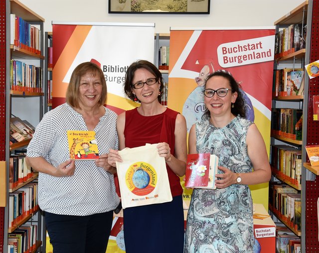 Ingrid Hochwarter (2. Vorsitzende), Ursula Tichy (Projektleiterin), Silke Rois (Vorsitzende des Landesverbandes Bibliotheken Burgenland) freuen sich über das erfolgreiche Projekt.  | Foto: BibliothekenBurgenland
