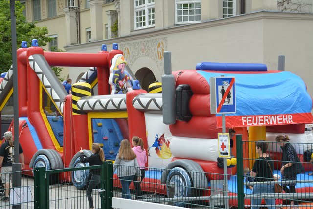 Eine der Hüpfburgen in der Kinderzone des Musikfestivals in Kufstein.