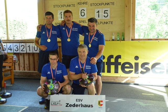 Die Aufsteiger: stehend v.l. Rainer Fünfleitner, Johann Kößler, Roland Pfeifenberger; hockend v.l. Rainer und Johann Pfeifenberger.