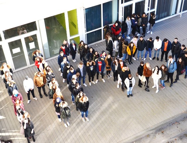 Handelsschüler des Jubiläumsjahrgangs stellen sich als "HAS" auf