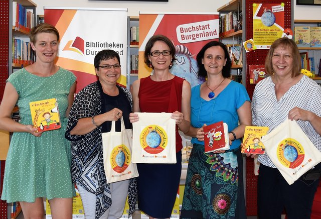 Ursula Tichy (Mitte) mit RegionalbetreuerInnen Julia Gsertz, Andrea Karall, Andrea Kerstinger und Ingrid Hochwarter, die für einen reibungslosen Ablauf des Projektes in den einzelnen Bezirken sorgen.  | Foto: ©BibliothekenBurgenland