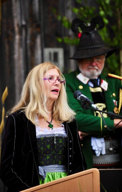 Bürgermeisterin Johanna Obojes-Rubatscher gratulierte "ihrer" Schützenkompanie zur perfekten Ausrichtung des Festes. | Foto: Hassl