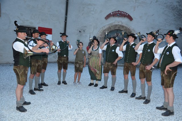 Die jubilierende Jagdhornbläsergruppe aus Werfenweng gab im Burghof eine Fanfare zum Besten.