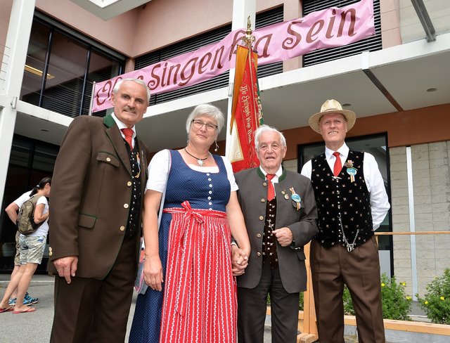 Stellvertretende Sängerbund-Obfrau Silke Kohlmaier mit Gau-Obmann Peter Krall, MGV-Erika-Obmann Sepp Rauscher und dem 99-jährigen Wilhelm Millonig, ältester Sänger des Gailtales