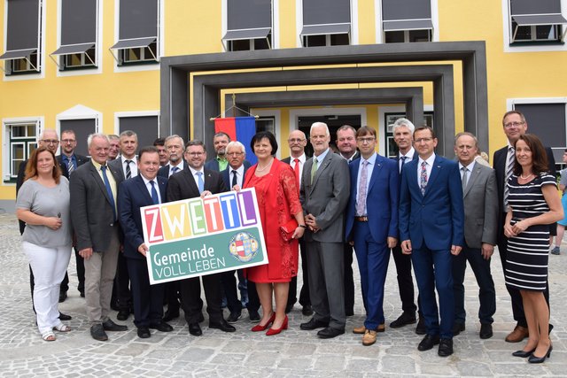 Bürgermeister LAbg. Franz Mold mit Projektbeteiligten, Ehrengästen und dem neuen ZWETTL-Logo vor dem umgebauten Stadtamt.