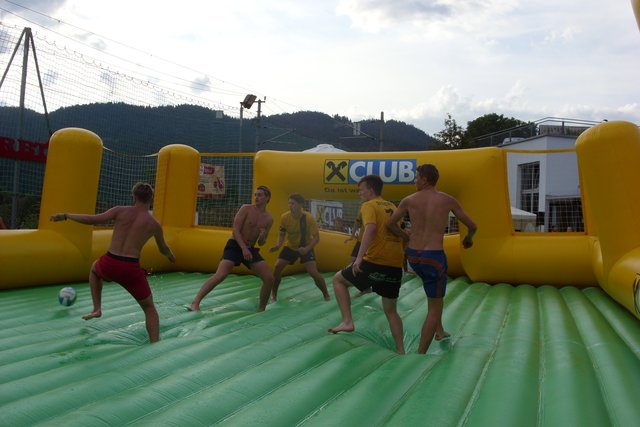 Beim Soap Soccer geht es nicht nur sportlich zur Sache ……. | Foto: (harti)