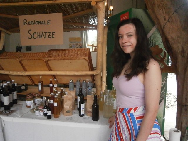 Dana Cuda
Verkaufte Regionale Schätze wie Schnaps, Himbeersaft
und Marmelade