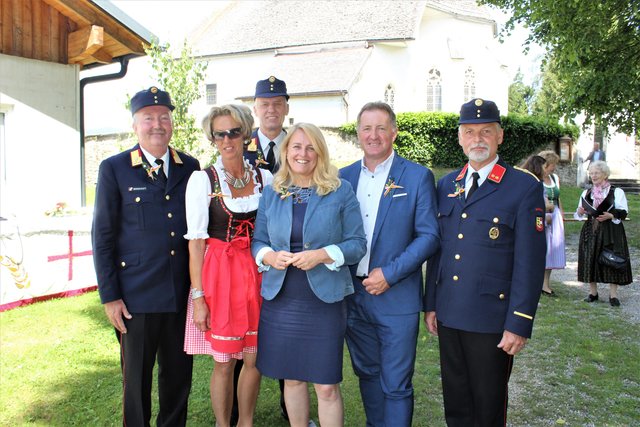 Bezirksfeuerwehrkommandant Wolfgang Weißhaupt, Volksschuldirektorin Andrea Jörke-Oberdorfer, Abschnittsfeuerwehrkommandant Franz Maier, die Landtagsabgeordneten Claudia Arpa und Johann Weber sowie der Kommandant der FF-Gräbern Erich Kainz (von links)