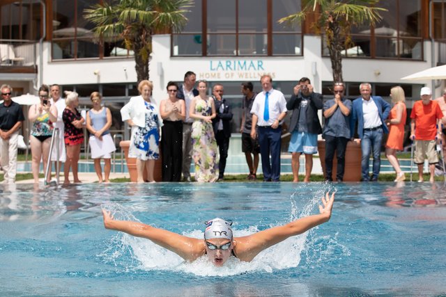 50-Meter-Rücken-Vizeweltmeisterin Caroline Pilhatsch eröffnete standesgemäß das neue Sportbecken im Hotel Larimar. | Foto: Larimar/GEPA