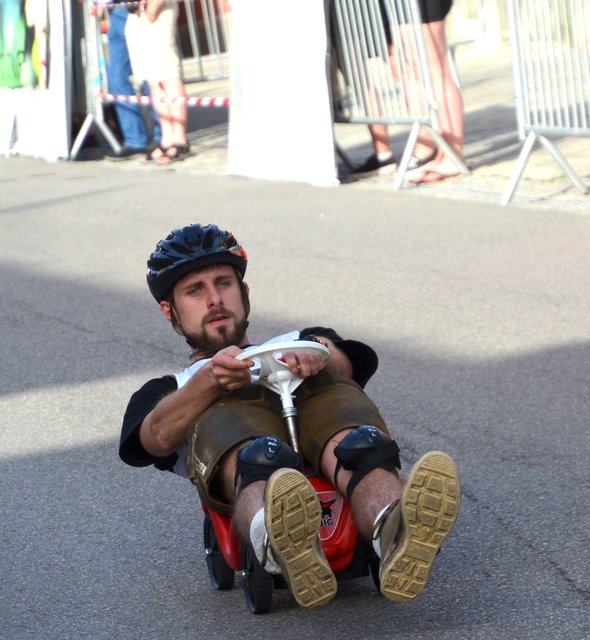 Marco Schwarz im Bobby Car weniger als auf Skiern erfolgreich